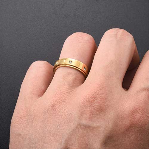 Anillo de Acero Tono Dorado 6 mm de Ancho Giratorio con Zirconias - Flip image view