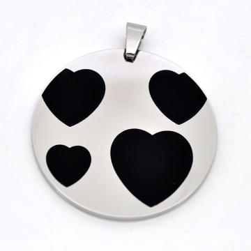 Dije circular con figuras de corazones negros