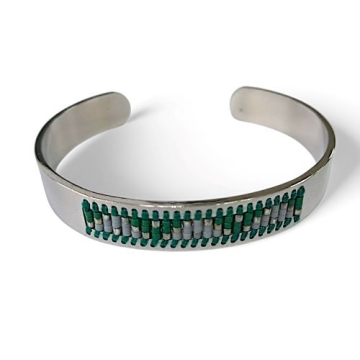 Pulsera con detalles bordados con piedras