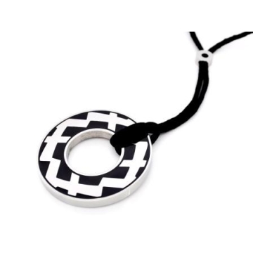 Collar con Dije en Acero Inoxidable Cordón Negro