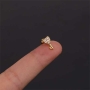 Arete en Forma de Llave Roscado para Lobulo de Oreja con Brillantes y Tono Dorado thumbnail