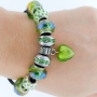 Brazalete de Encanto De corazón de cristal y Verdes Para Mujeres, Cadena de Cuerda De cuero, 7 pulgadas. Estilo Pandora® thumbnail