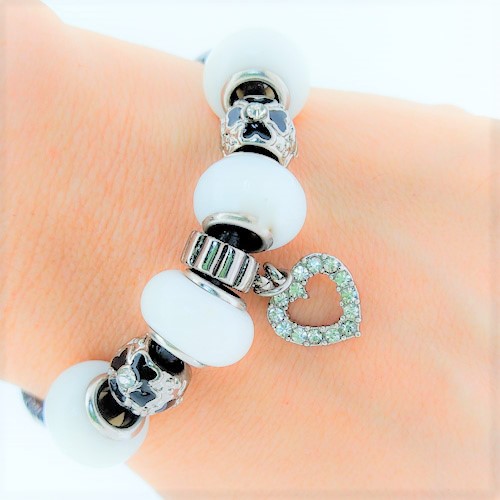 Brazalete con Encantos de corazón y blancos para mujeres y niñas, cadena de cuerda de cuero, 7 pulgadas. Estilo Pandora® - Flip image view