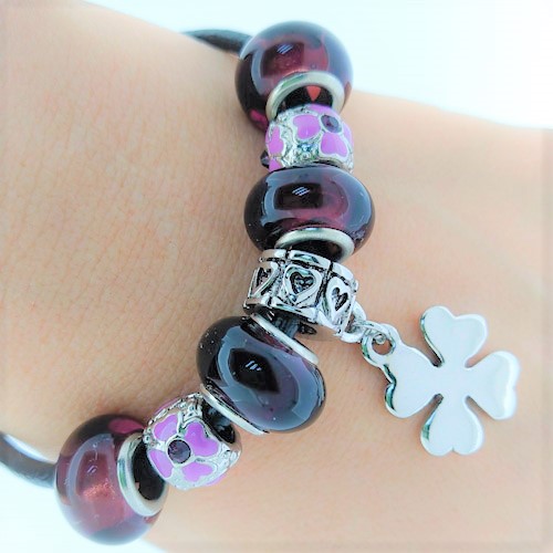 Brazalete con Encantos de Trébol y violetas para mujeres y niñas, cadena de cuerda de cuero, 7 pulgadas. Estilo Pandora® - Flip image view
