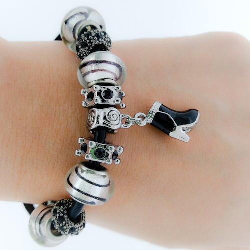 Brazalete con Encantos de Bota y color plata negros para mujeres, Cadena de Cuerda De cuero, 7 pulgadas. Estilo Pandora® - Flip image view