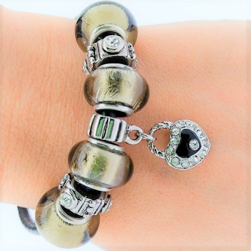 Brazalete con Encantos de corazón y Gris para mujeres, Cadena de Cuerda de cuero, 7 pulgadas. Estilo Pandora® - Flip image view