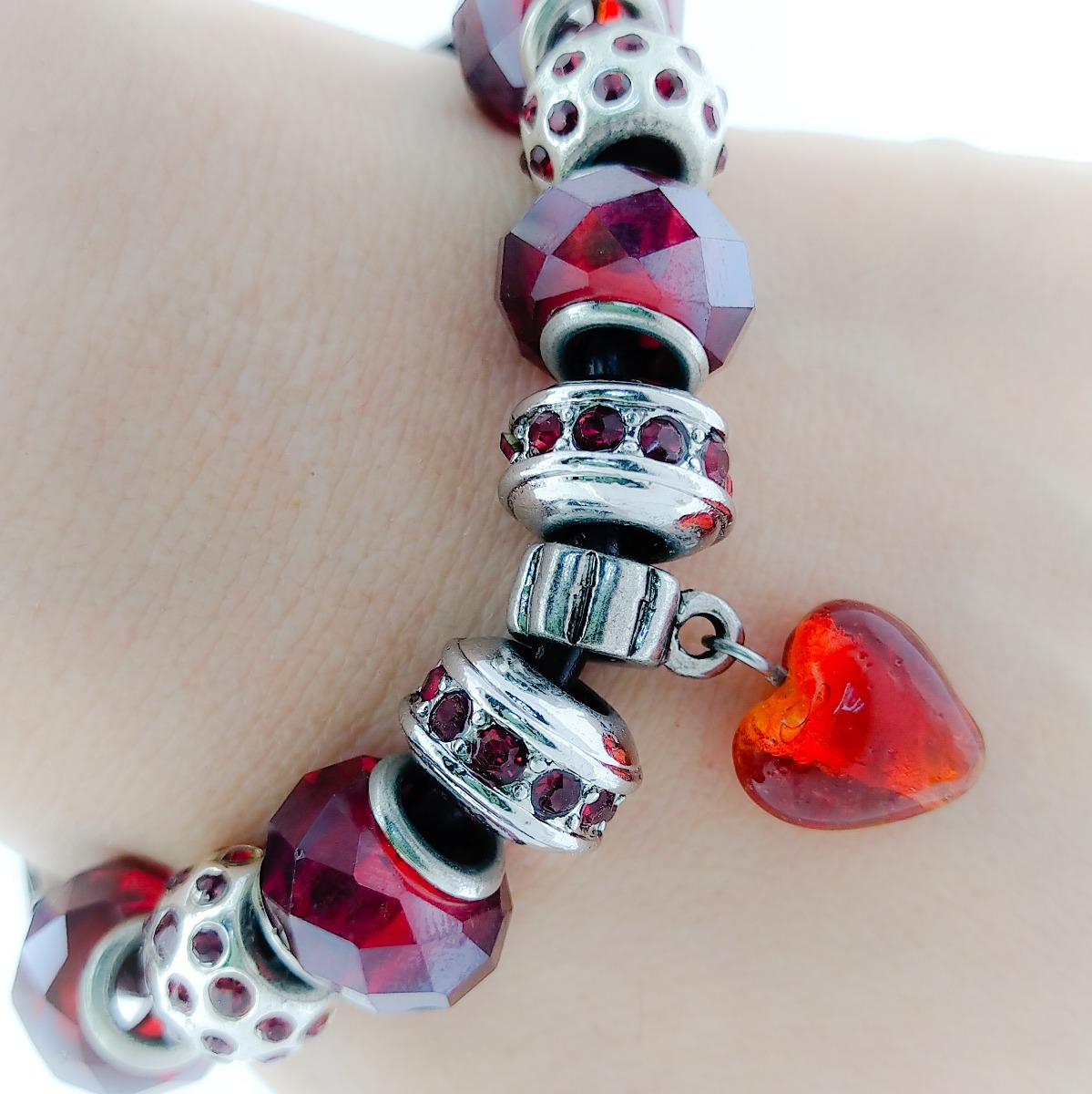 Brazalete con Encantos De corazón de cristal y Rojos Para Mujeres, Cadena de Cuerda De cuero, 7 pulgadas. Estilo Pandora® - Flip image view