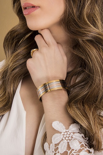 Pulsera tres tonos detalles grabados - Flip image view