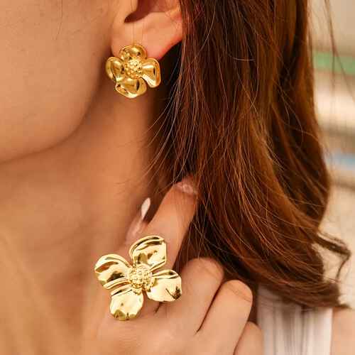 Aretes Stud de Acero Tono Dorado con Silueta de Flor - Flip image view